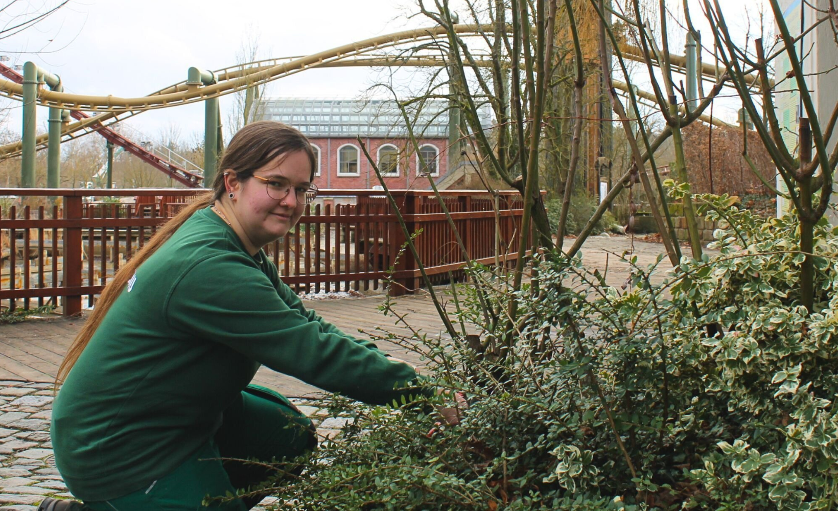 Natalie Quenter macht im Erlebnispark Tripsdrill eine Ausbildung zur Garten- und Landschaftsbauerin