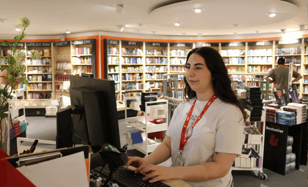 Auf dem Computer schaut Giorgia Sanasi nach, ob ein Buch vorrätig ist.