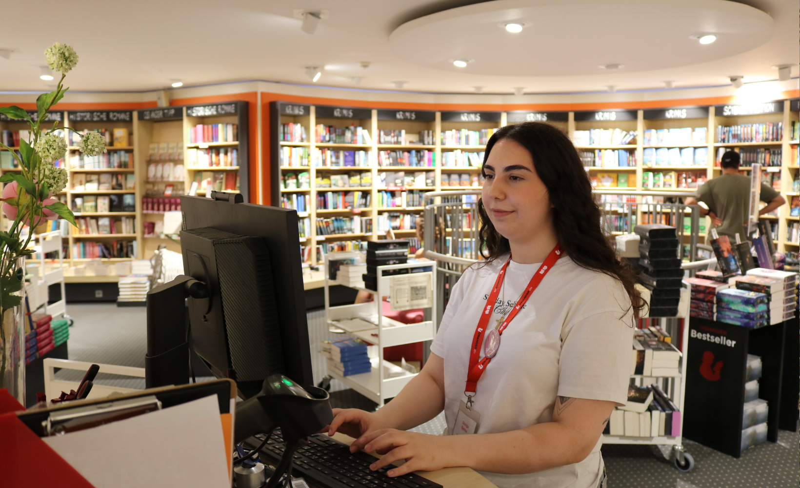 Auf dem Computer schaut Giorgia Sanasi nach, ob ein Buch vorrätig ist.