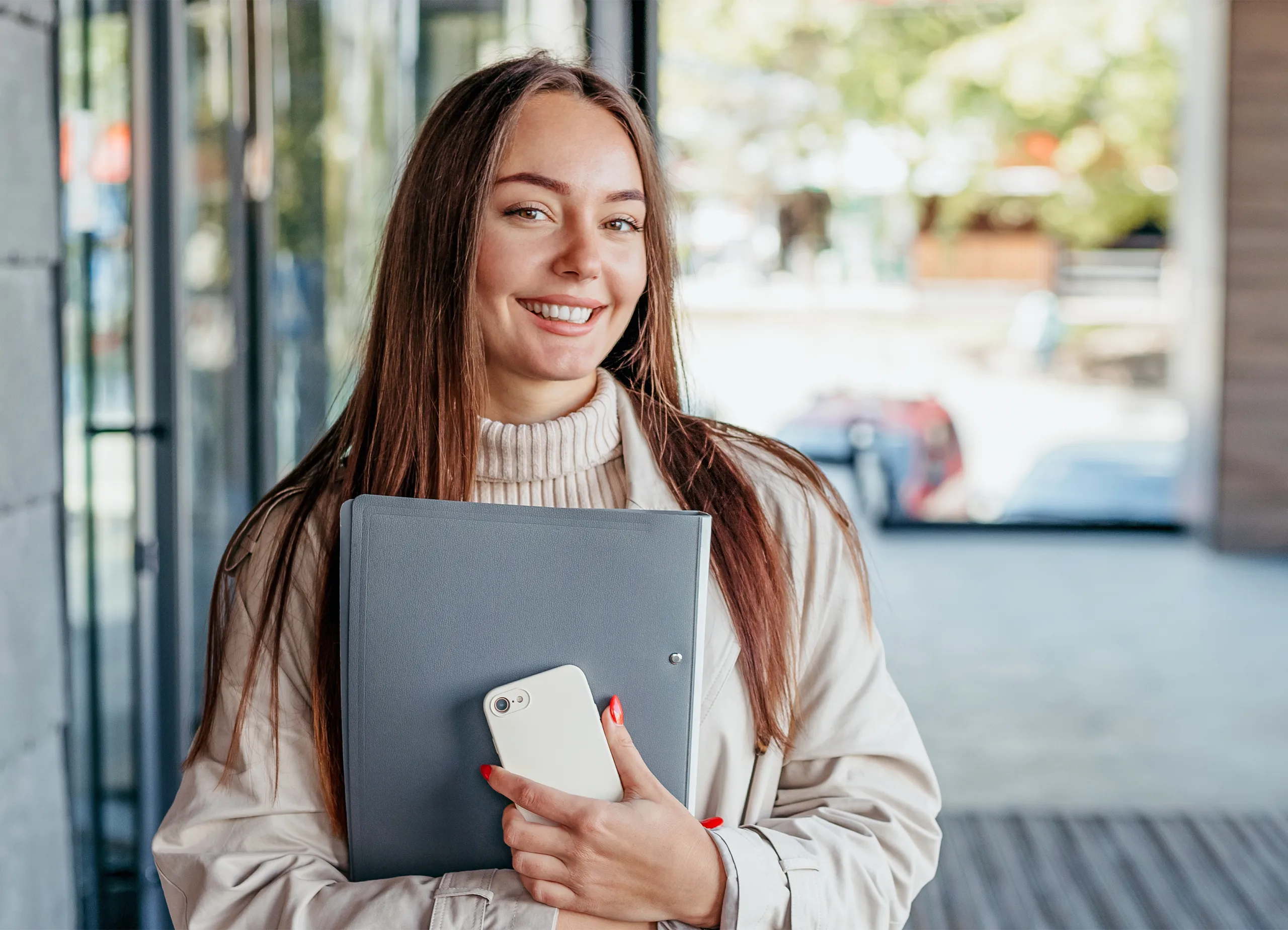 Bewerbungstipps. eine junge Frau hält eine Bewerbungsmappe in der Hand