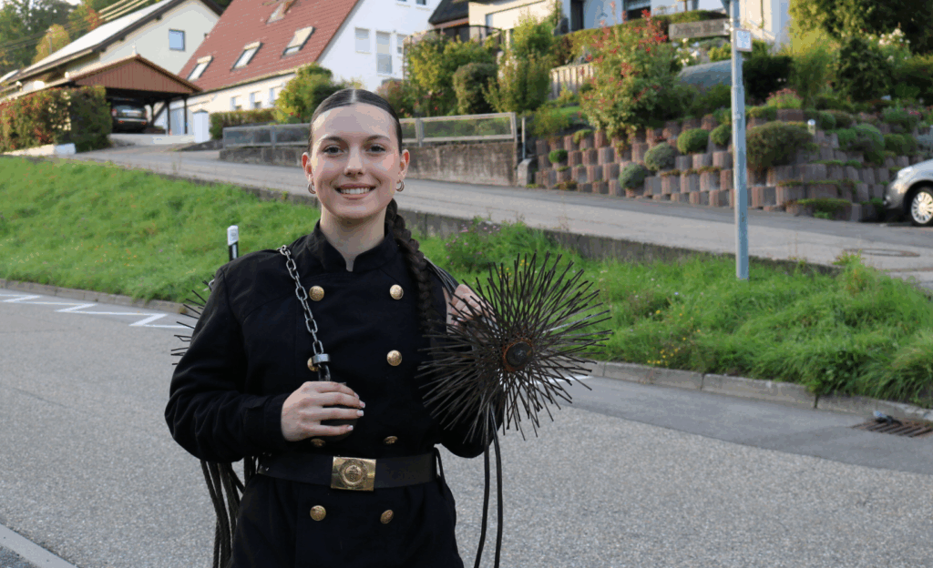 Melissa Martin macht die Ausbildung zur Schornsteinfegerin. Dabei lernt sie auch, wie man mit der Stange und der Leine einen Kamin sauber macht.