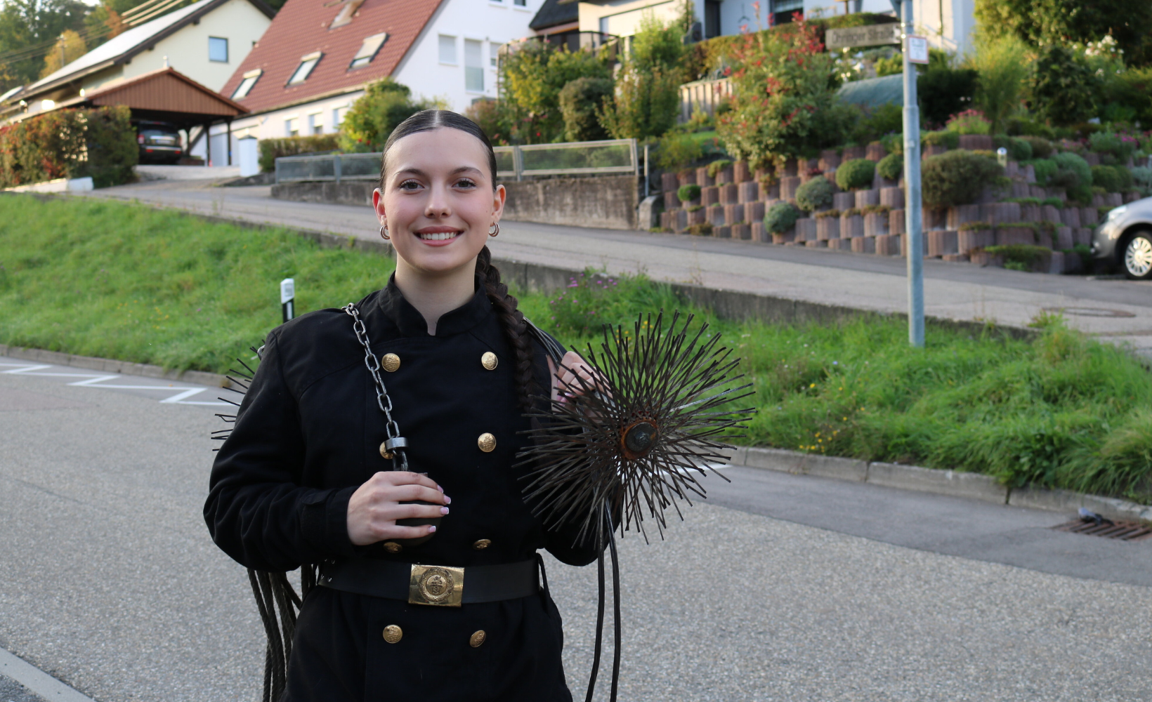 Melissa Martin macht die Ausbildung zur Schornsteinfegerin. Dabei lernt sie auch, wie man mit der Stange und der Leine einen Kamin sauber macht.