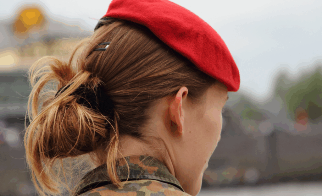 Junge Frau bei der Bundeswehr