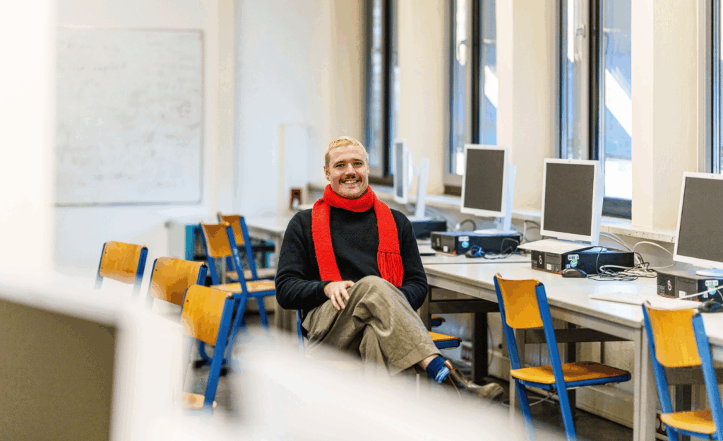14 Stunden Vorbereitung für 45 Minuten Unterricht? Der junge Lehrer Jan Steckelbroeck erzählt, wie anstrengend die Ausbildung war und warum ihm sein Job trotzdem viel Spaß macht.