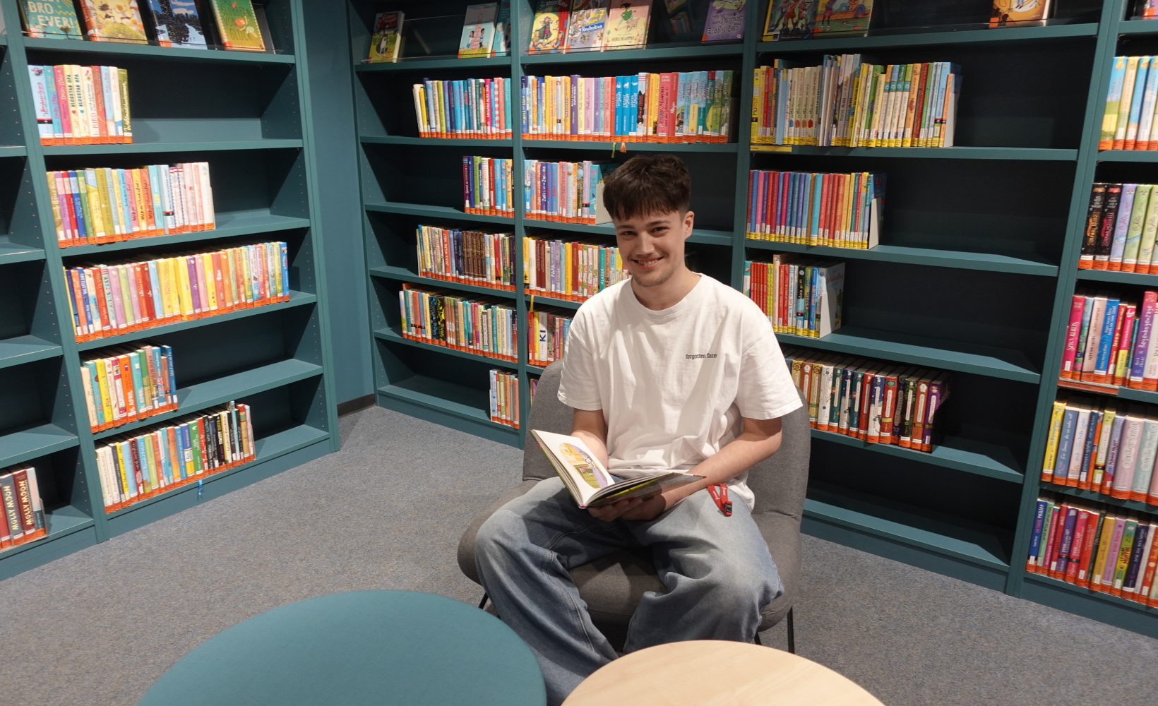 Elias Volz macht ein FSJ in der Stadtbibliothek.