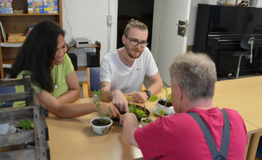 Stephanie Rakotoniaina und Domenik Grussmann sind Heilerziehungspfleger in der Evangelischen Stiftung Lichtenstern in Löwenstein.