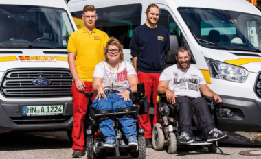 ASB Mitarbeitende helfen Menschen.